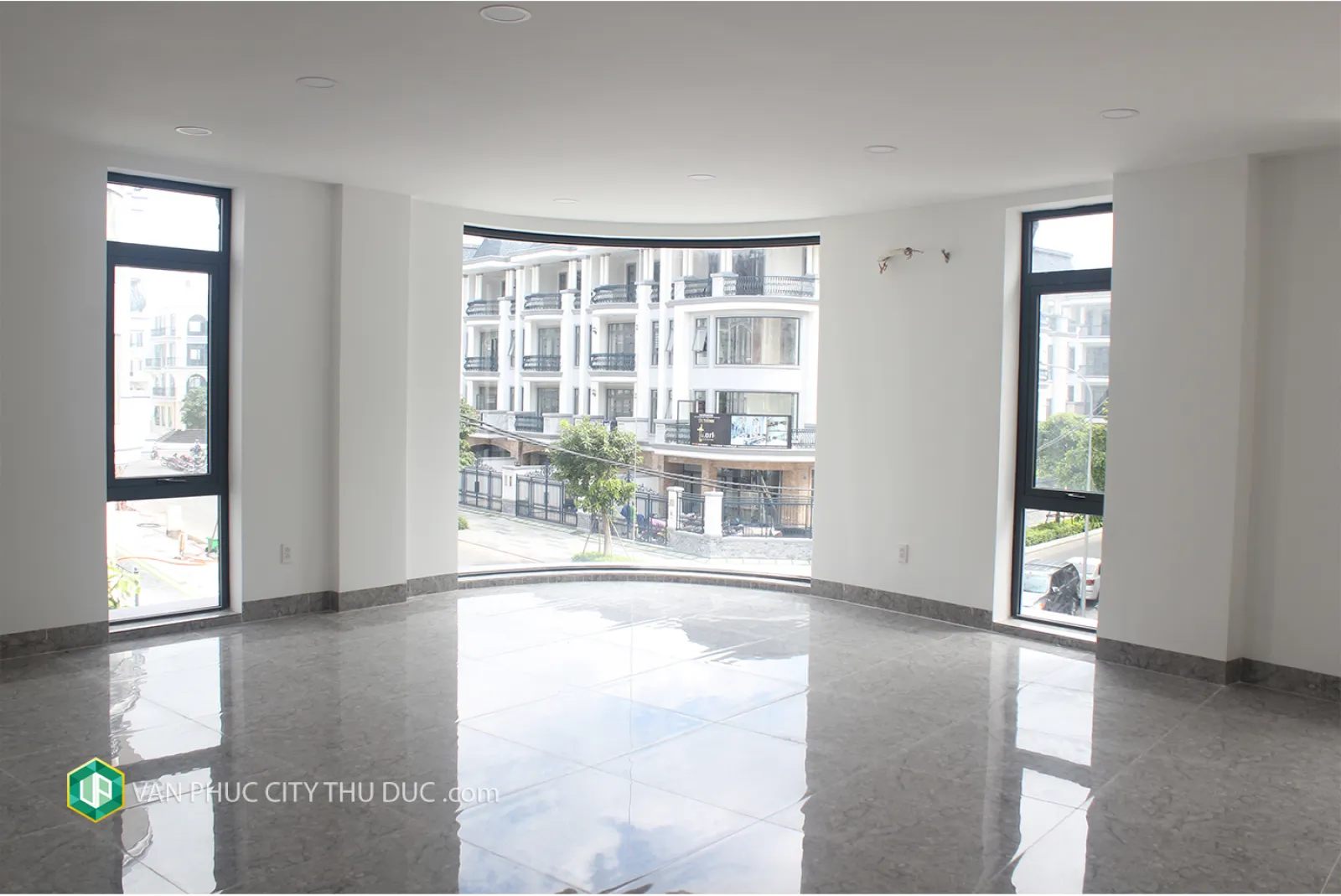 Cho thuê gấp 245m2 mặt đường 20m hướng Đông Nam