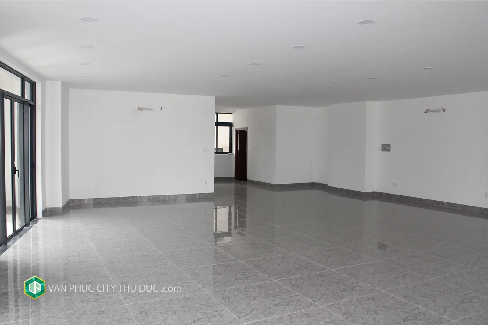 Cho thuê gấp 245m2 mặt đường 20m hướng Đông Nam