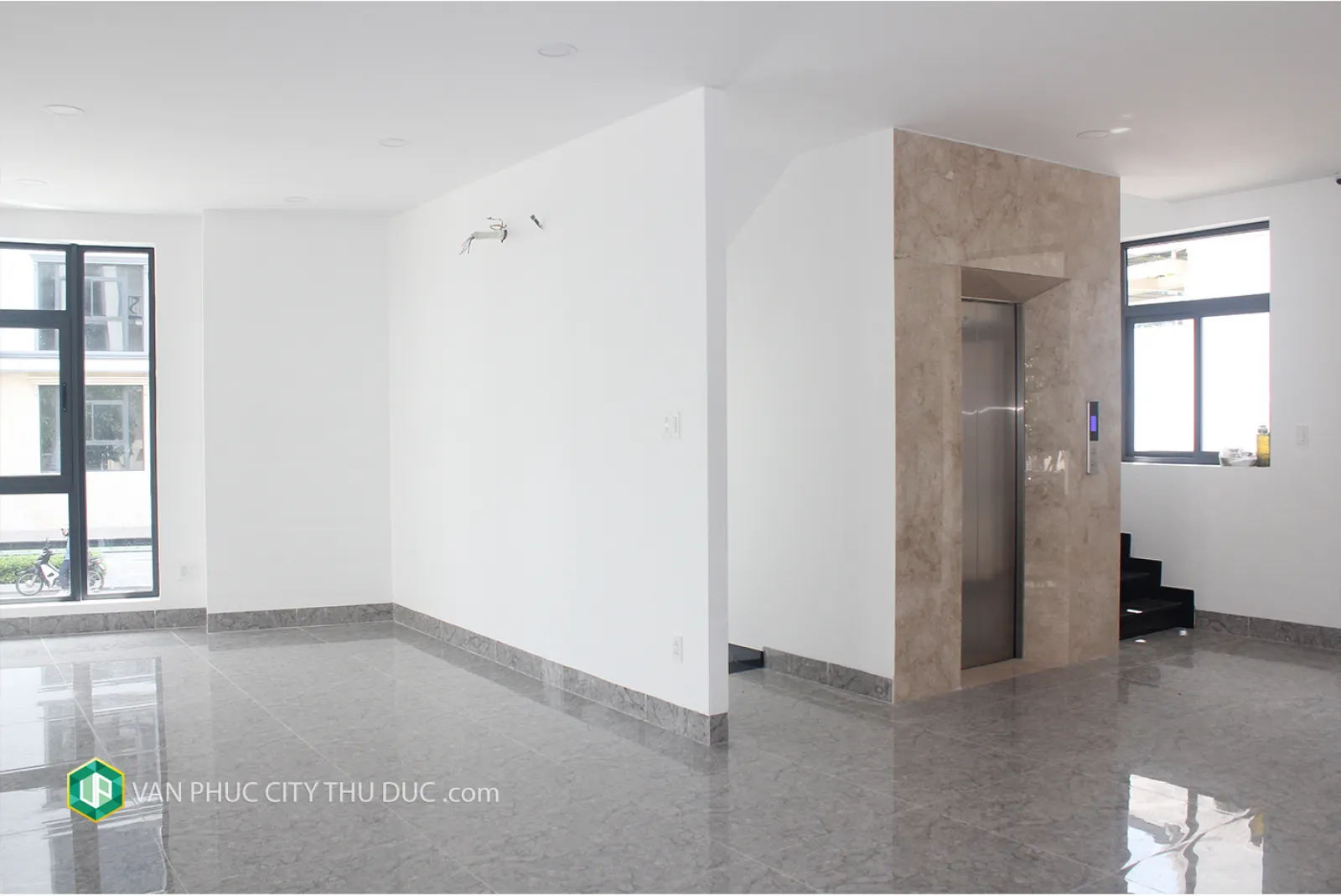 Cho thuê gấp 245m2 mặt đường 20m hướng Đông Nam