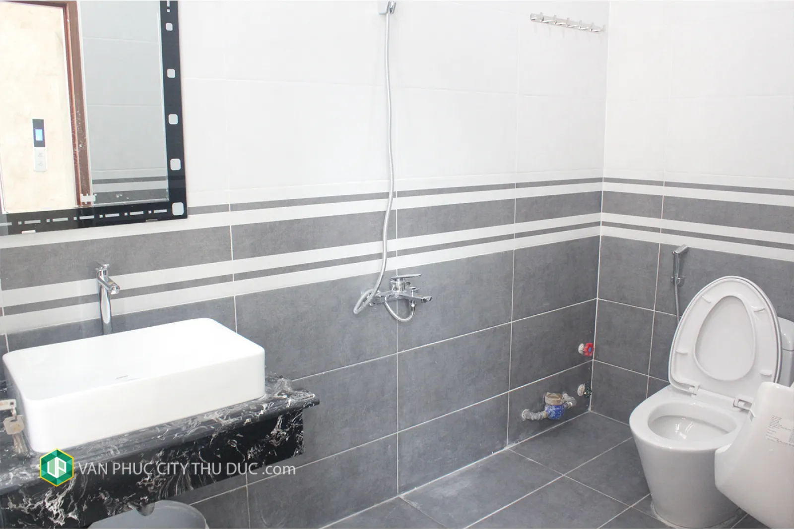 Cho thuê gấp 245m2 mặt đường 20m hướng Đông Nam