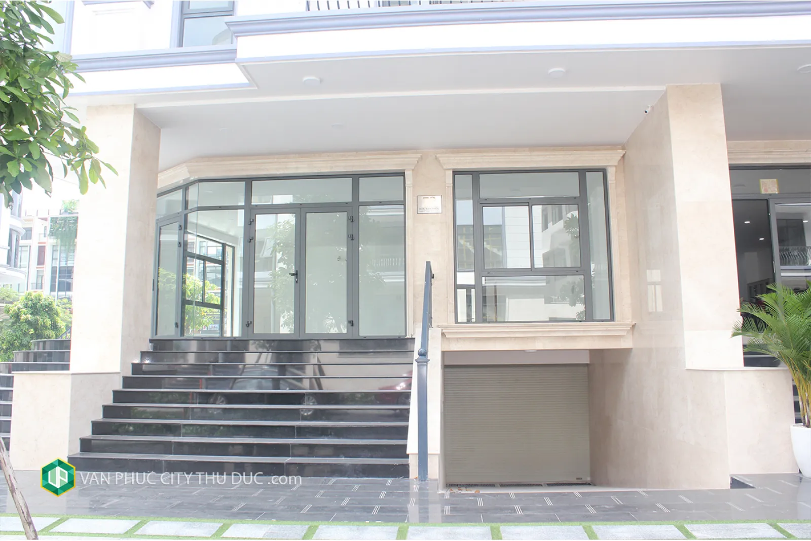 Cho thuê gấp 245m2 mặt đường 20m hướng Đông Nam