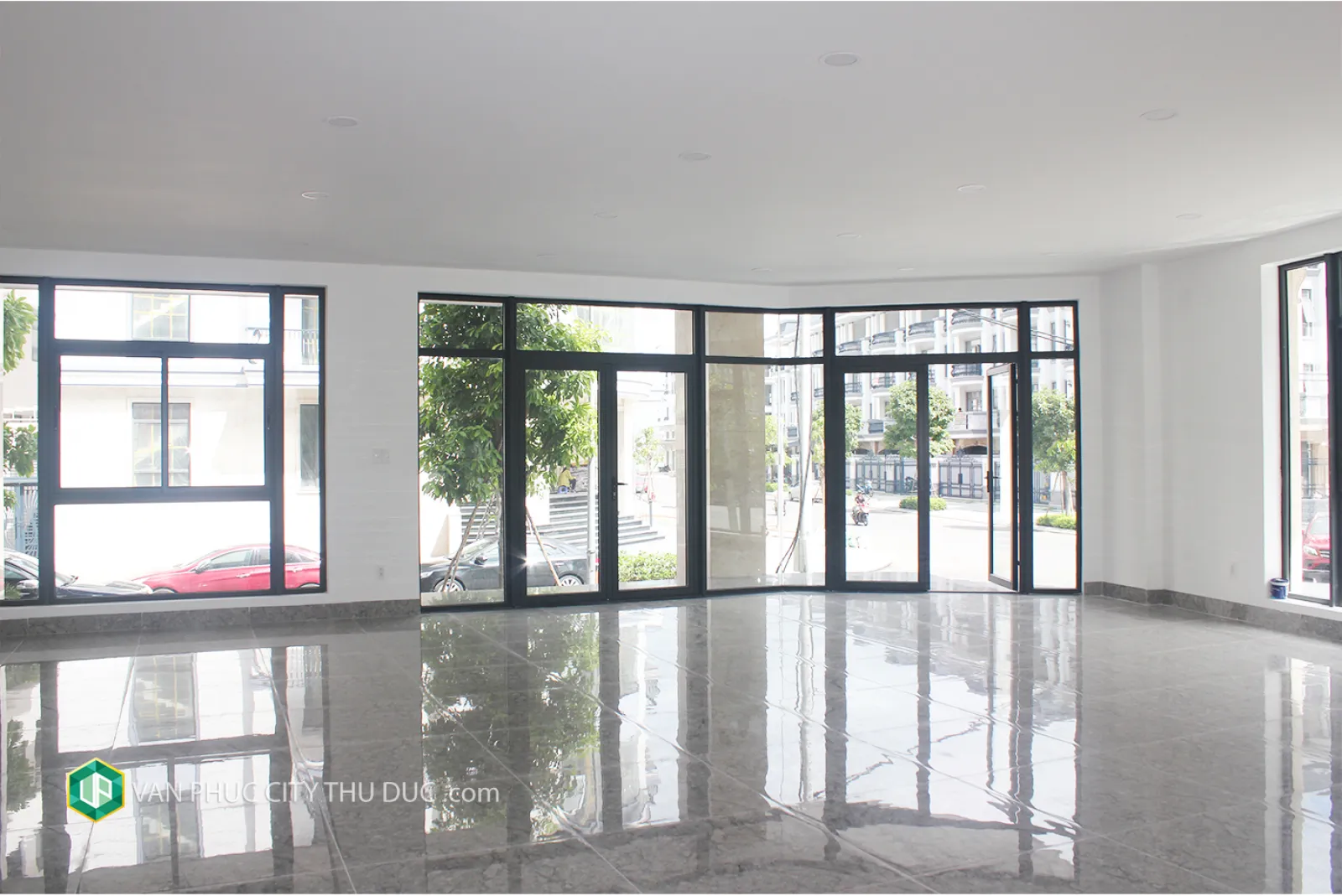 Cho thuê gấp 245m2 mặt đường 20m hướng Đông Nam