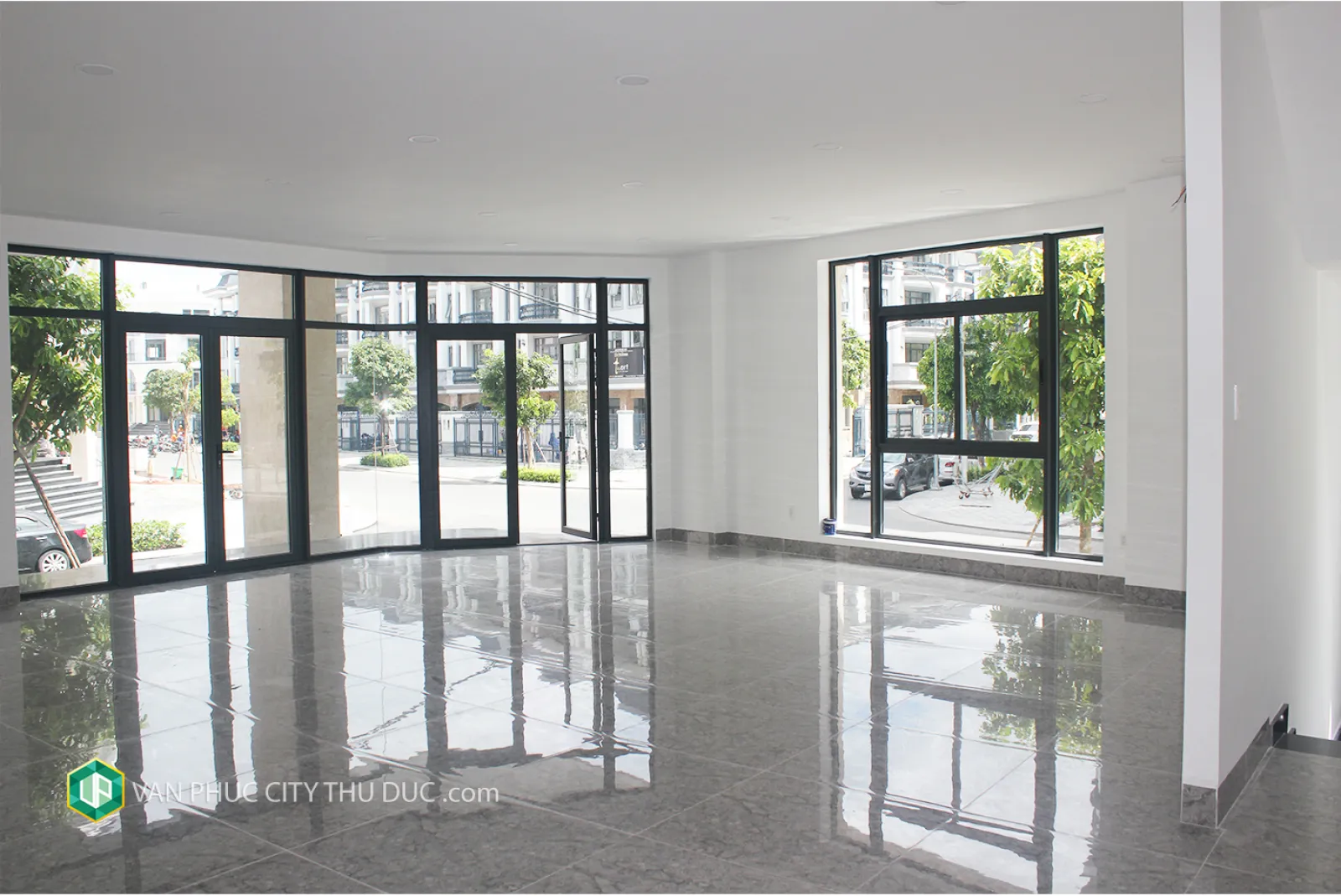 Cho thuê gấp 245m2 mặt đường 20m hướng Đông Nam