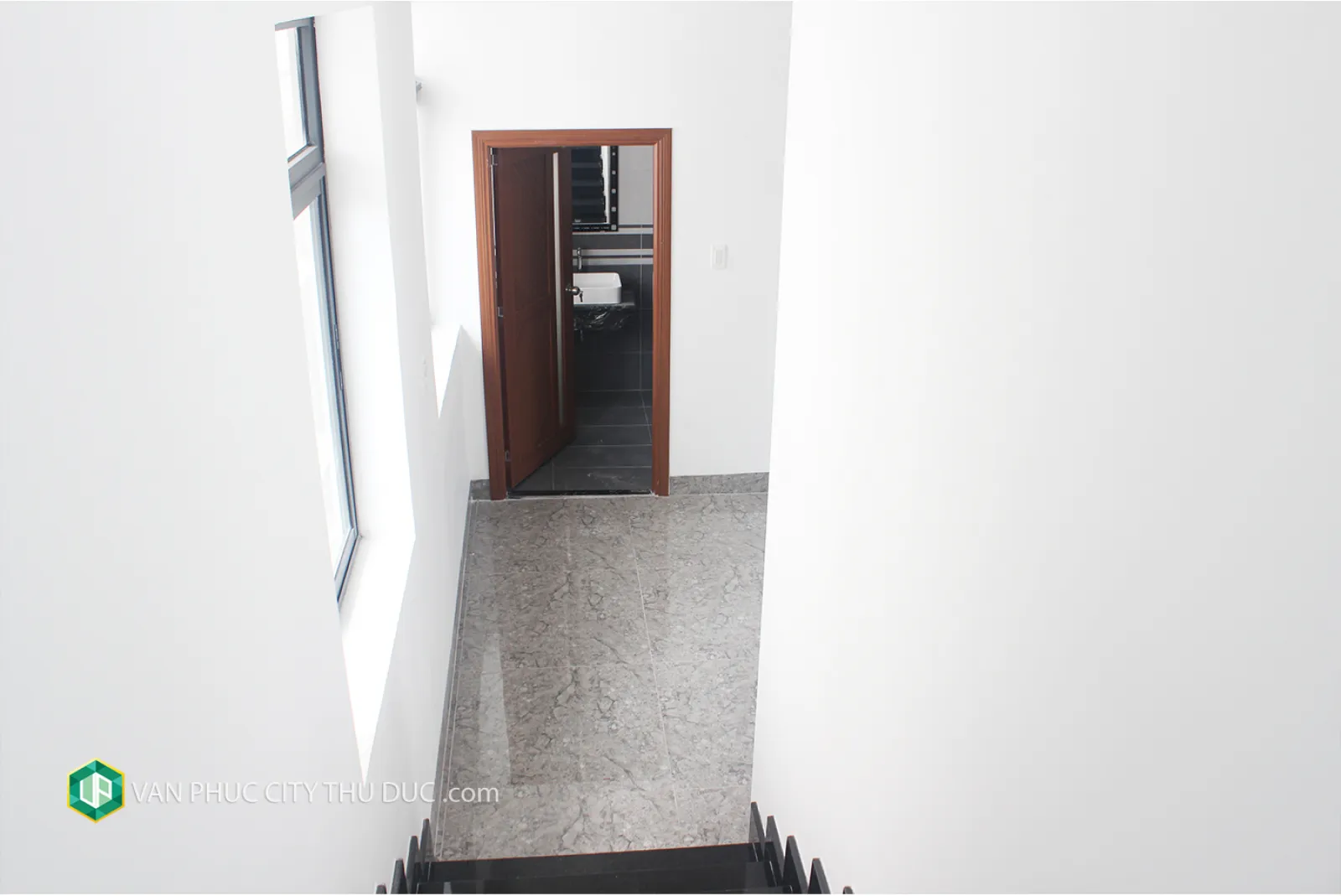 Cho thuê gấp 245m2 mặt đường 20m hướng Đông Nam