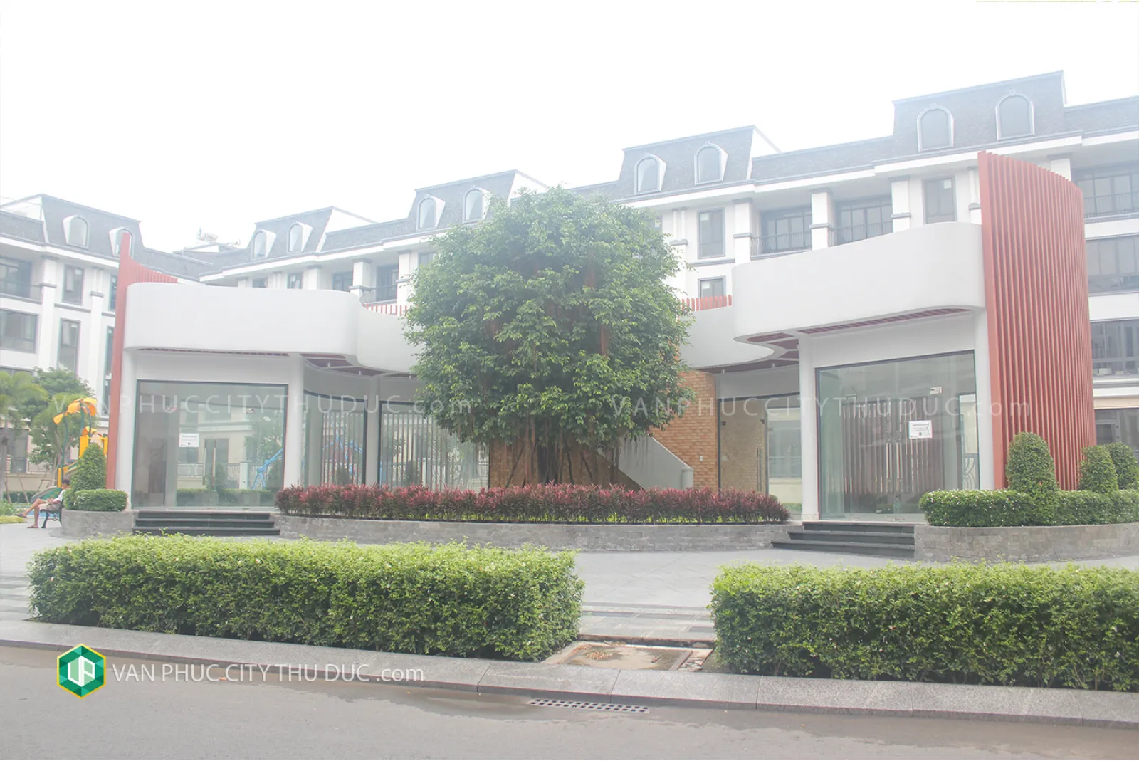 Cho thuê gấp mặt tiền Nguyễn Thị Nhung Trệt + 4 lầu + Sân thượng 7x20 (30m2) đường 35m hướng Đông Bắc