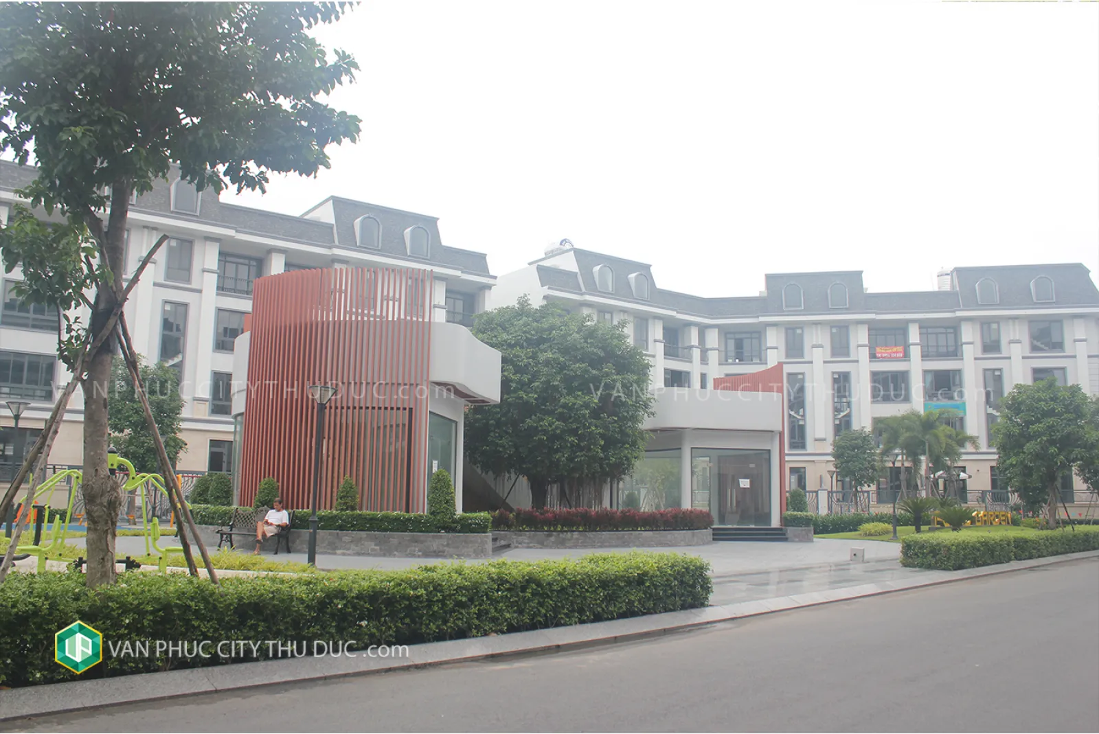 Cho thuê gấp mặt tiền Nguyễn Thị Nhung Trệt + 4 lầu + Sân thượng 7x20 (30m2) đường 35m hướng Đông Bắc