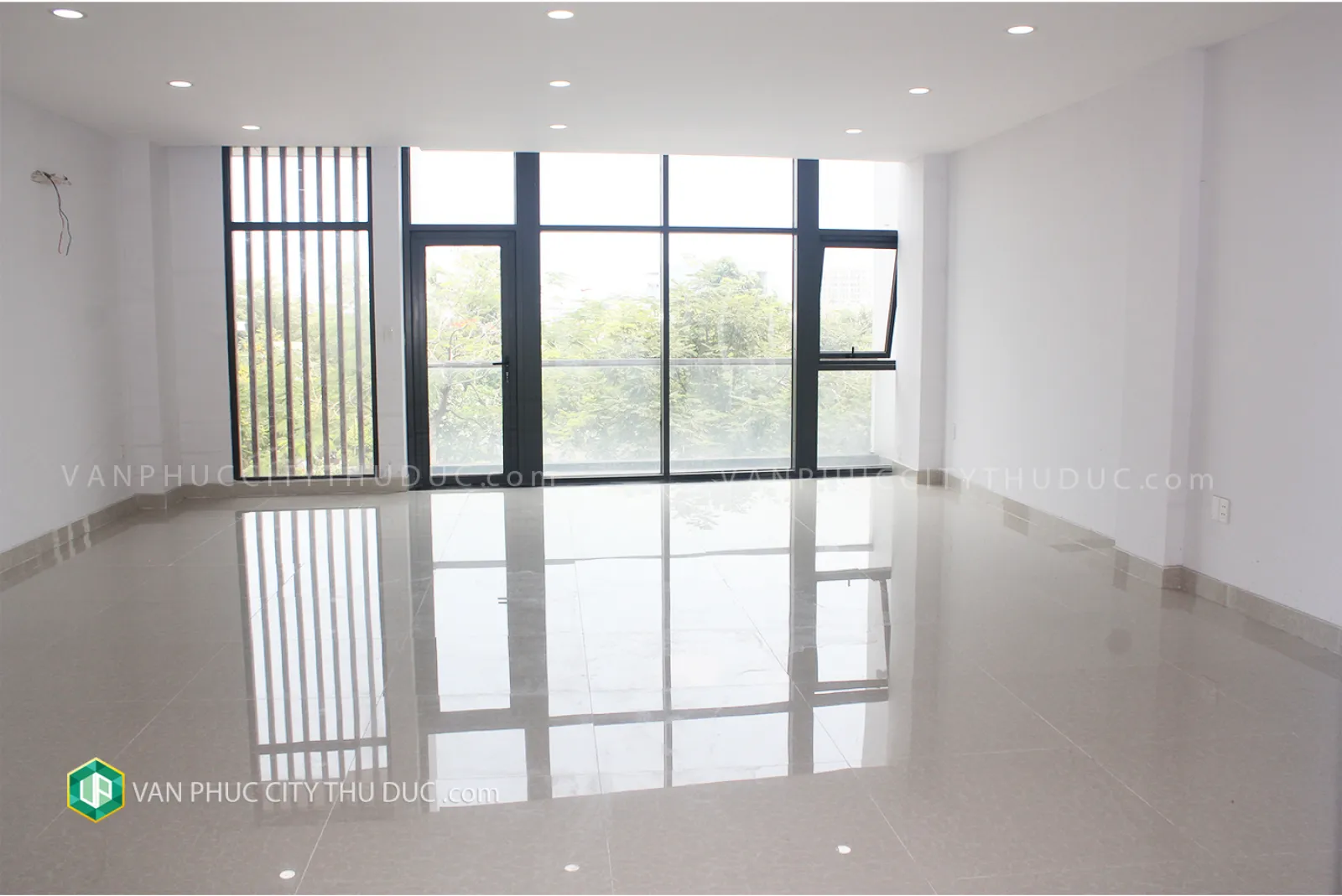 Cho thuê gấp nhà mặt tiền sát bên Satra Food hướng Đông Bắc 7x20m 140m2 đường 35m