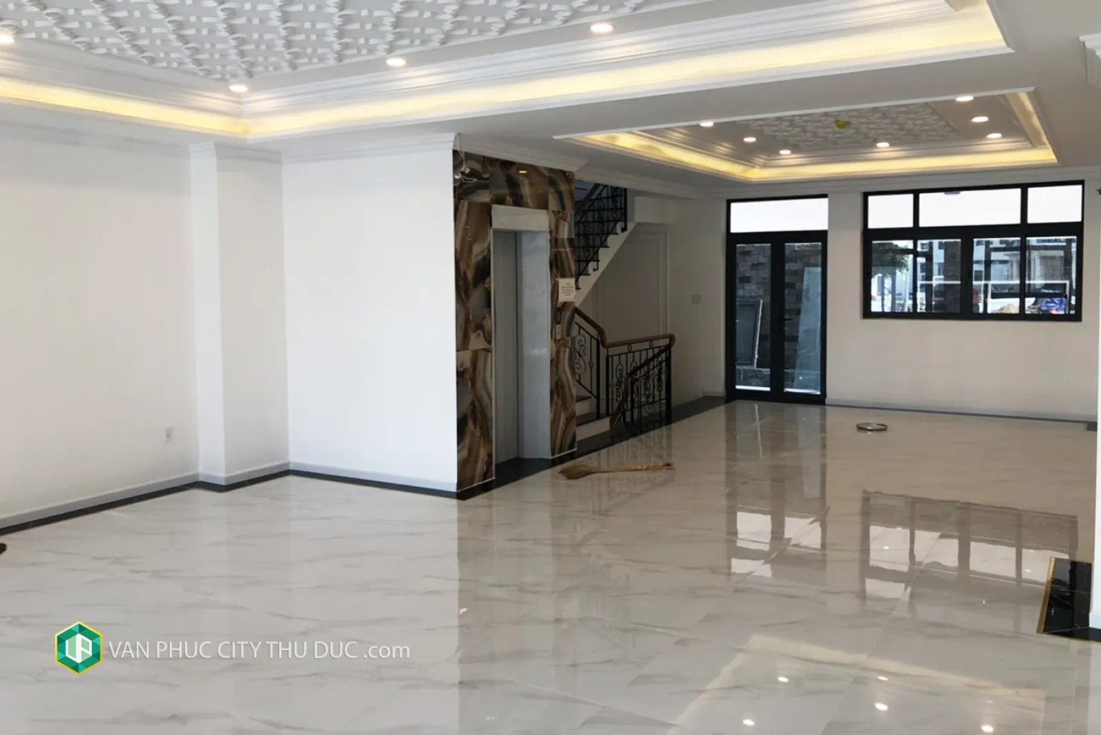 Cho thuê gấp nhà Vạn Phúc Thủ Đức ngay khu công viên hướng Tây Nam 154m2 (7x22m) mặt tiền đường 13m