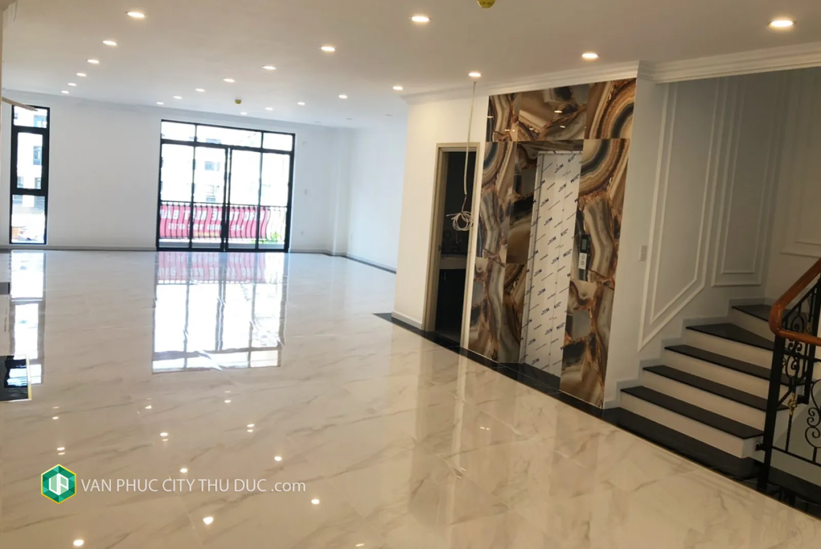 Cho thuê gấp nhà Vạn Phúc Thủ Đức ngay khu công viên hướng Tây Nam 154m2 (7x22m) mặt tiền đường 13m