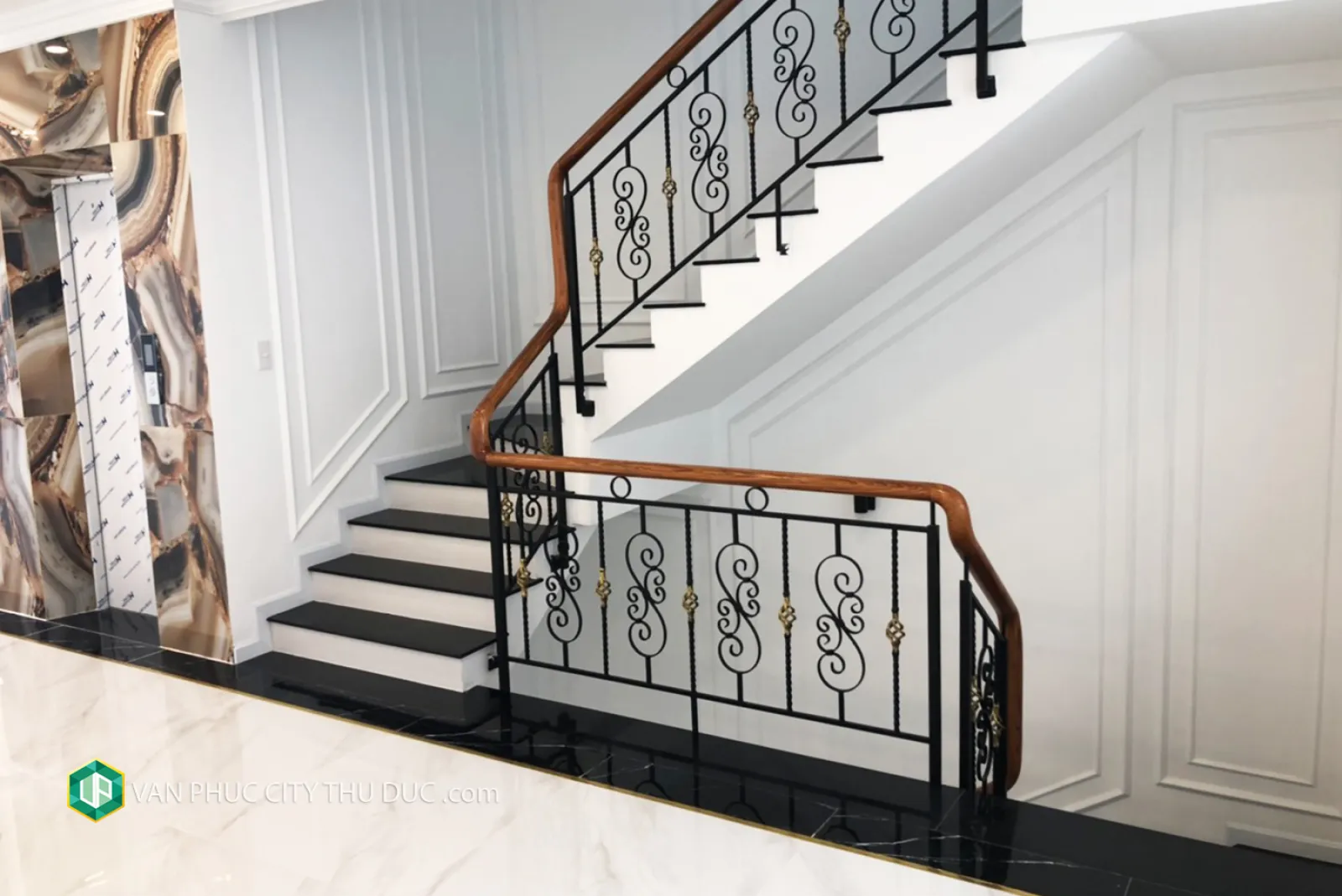 Cho thuê gấp nhà Vạn Phúc Thủ Đức ngay khu công viên hướng Tây Nam 154m2 (7x22m) mặt tiền đường 13m