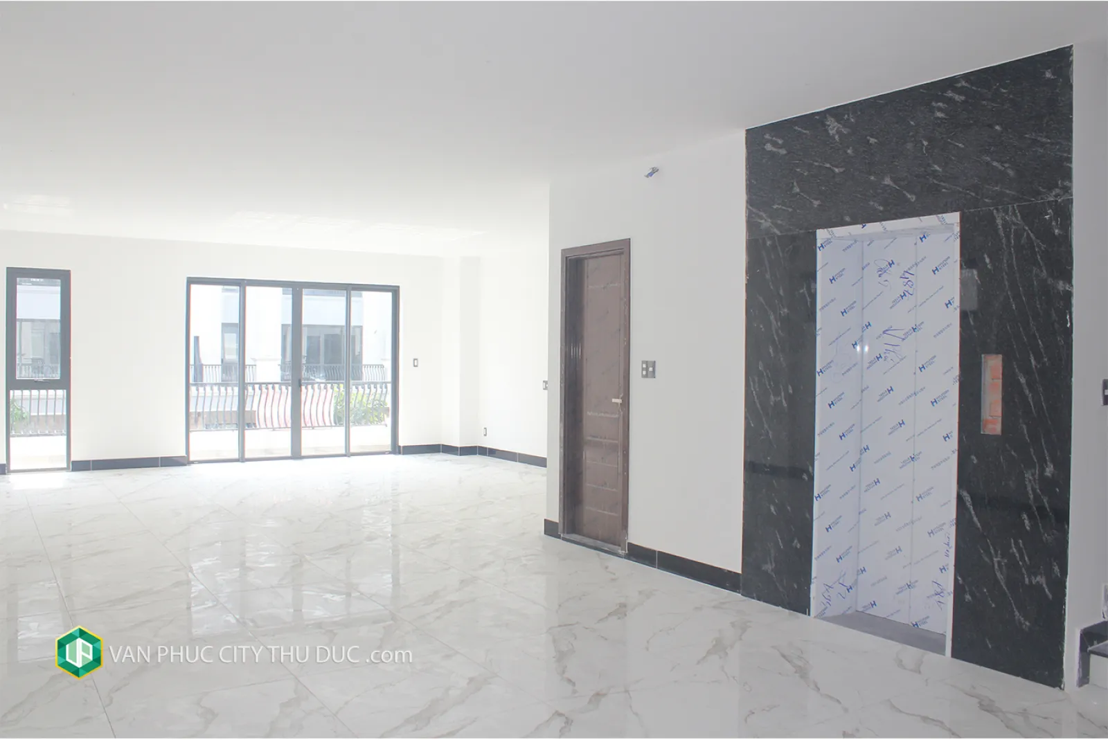 Cho thuê gấp nhà Vạn Phúc Thủ Đức ngay khu công viên hướng Tây Nam 154m2 (7x22m) mặt tiền đường 13m