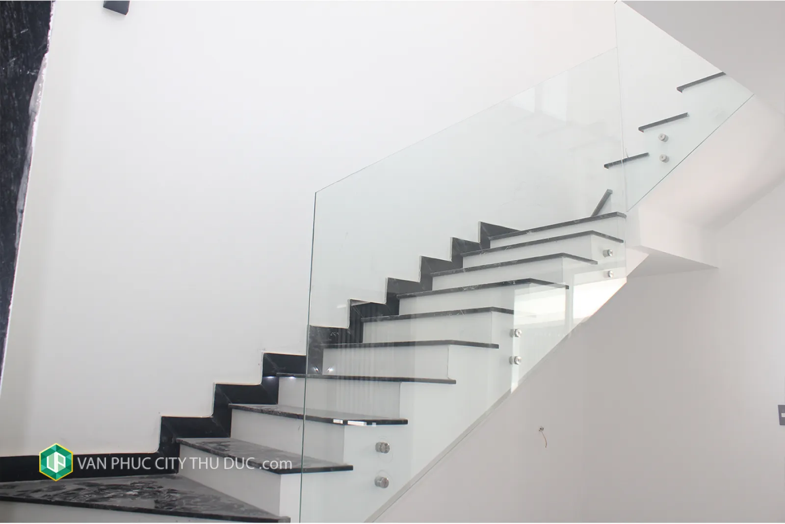 Cho thuê gấp nhà Vạn Phúc Thủ Đức ngay khu công viên hướng Tây Nam 154m2 (7x22m) mặt tiền đường 13m