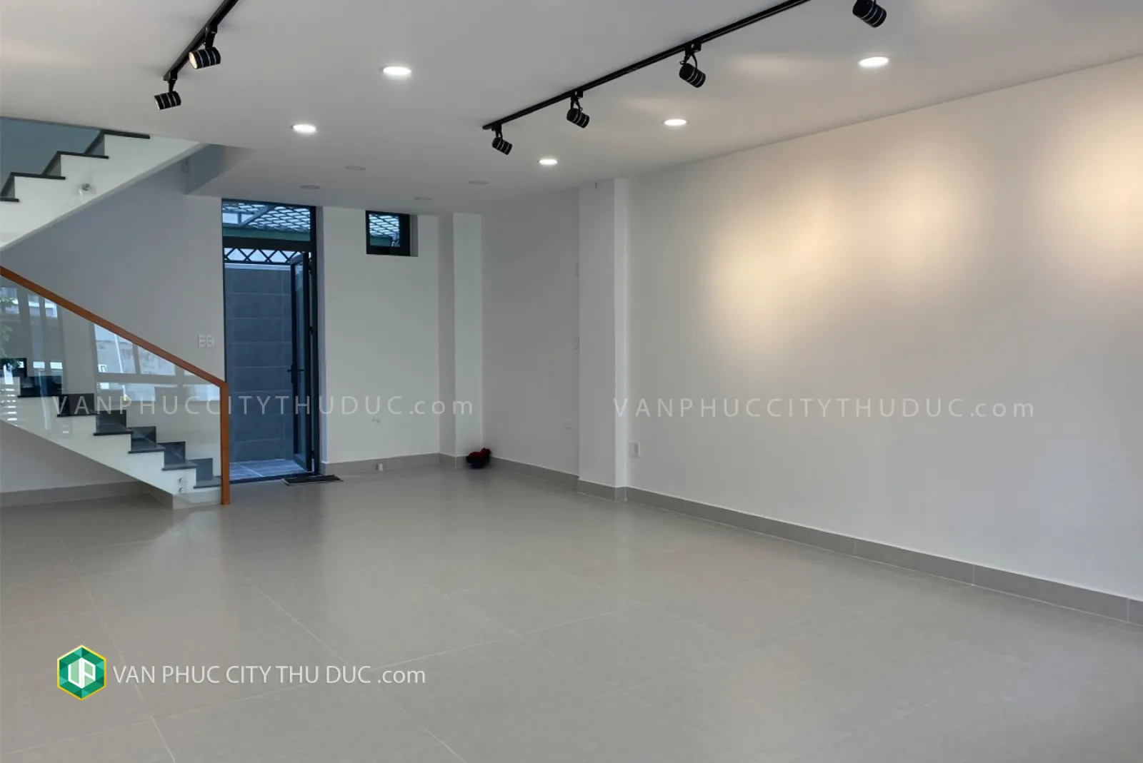 Cho thuê giá rẻ nhà Vạn Phúc ngay khu công viên hướng Bắc 6x17 (102m2) mặt tiền đường 13m