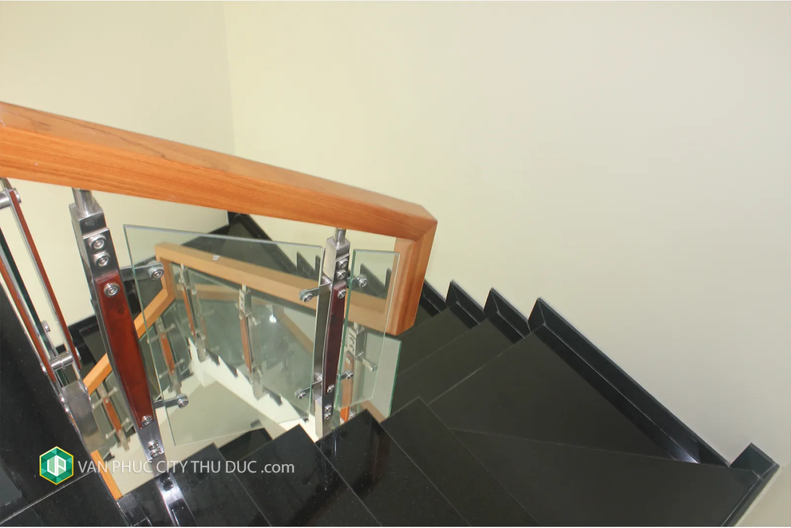 Cho thuê giá rẻ từng tầng làm văn phòng (40 m2m2) đường rộng 13m hướng Nam