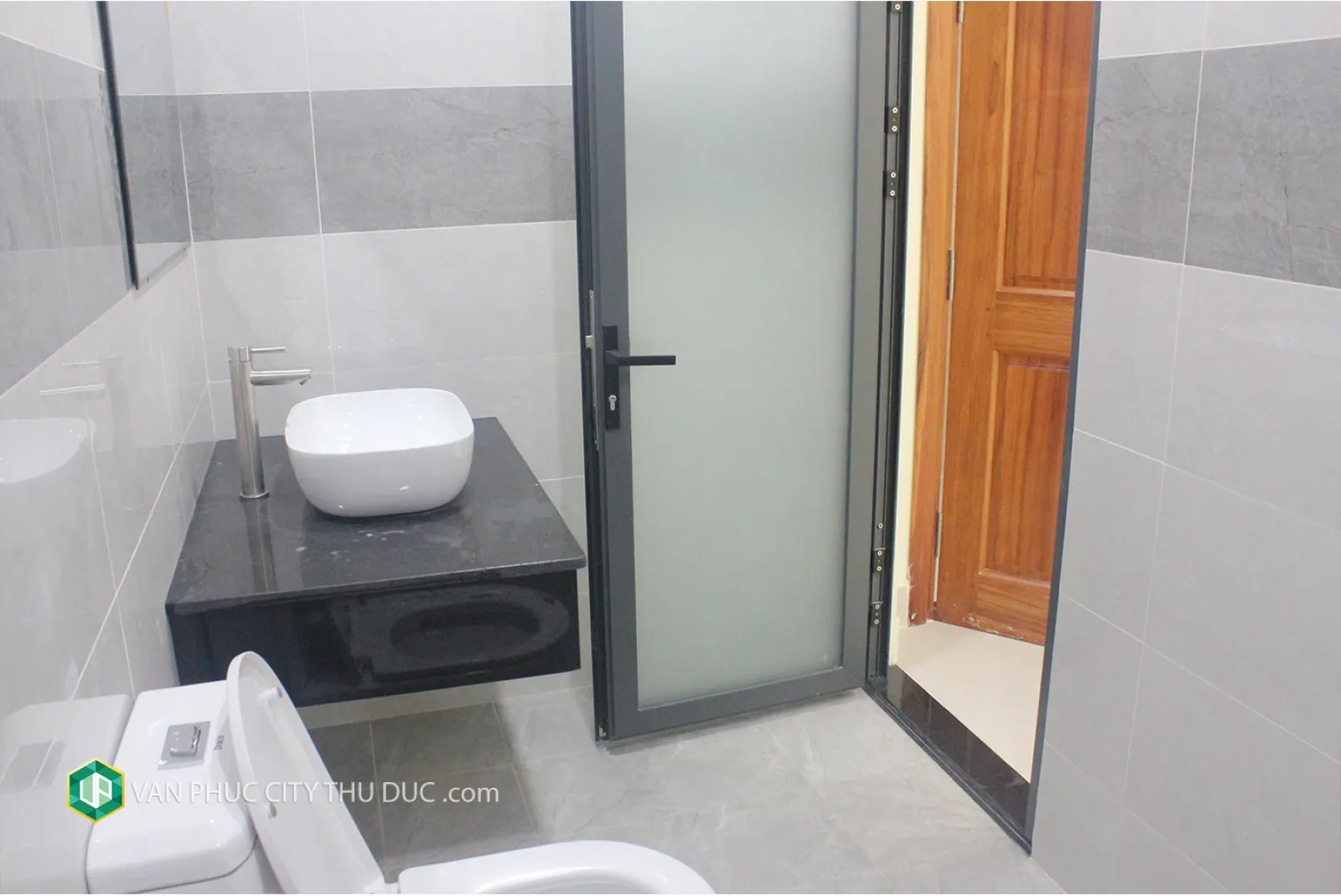 Cho thuê giá rẻ từng tầng làm văn phòng (40 m2m2) đường rộng 13m hướng Nam