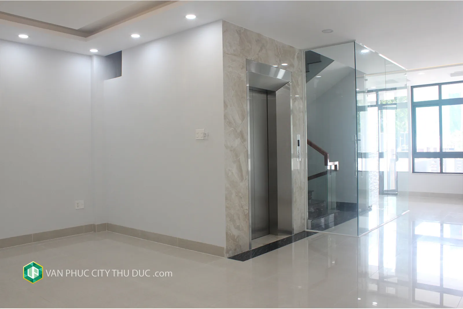 Cho thuê giá rẻ từng tầng làm văn phòng Hầm + 6 lầu (40 m2m2) mặt tiền đường 13m hướng Nam