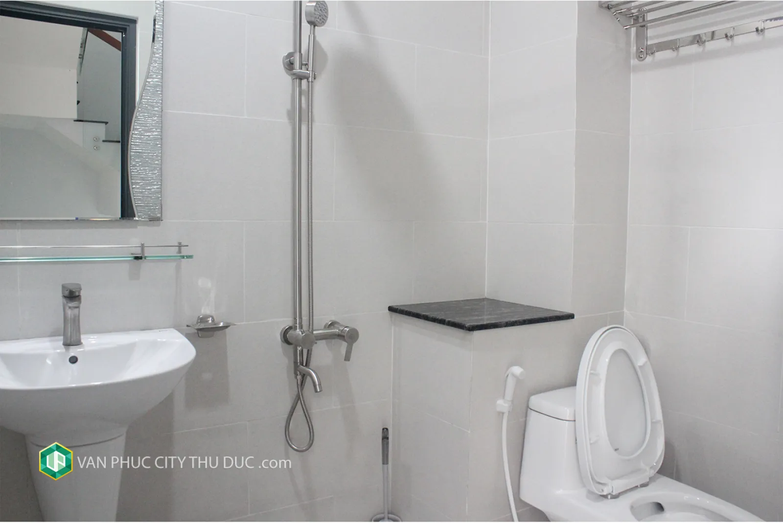 Cho thuê giá rẻ từng tầng làm văn phòng Hầm + 6 lầu (40 m2m2) mặt tiền đường 13m hướng Nam