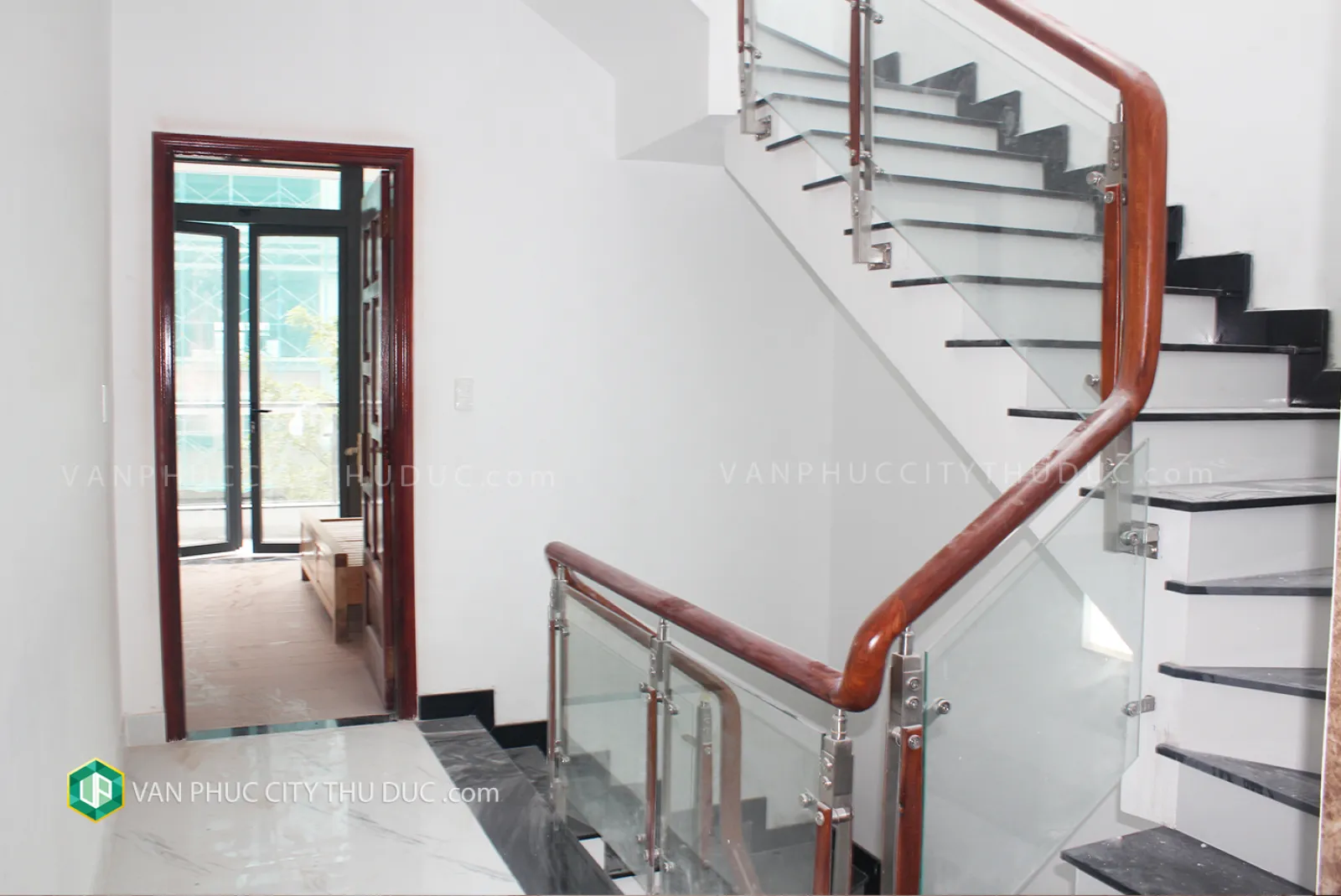 Cho thuê giá rẻ từng tầng làm văn phòng Hầm + 6 lầu (40 m2m2) mặt tiền đường 13m hướng Nam