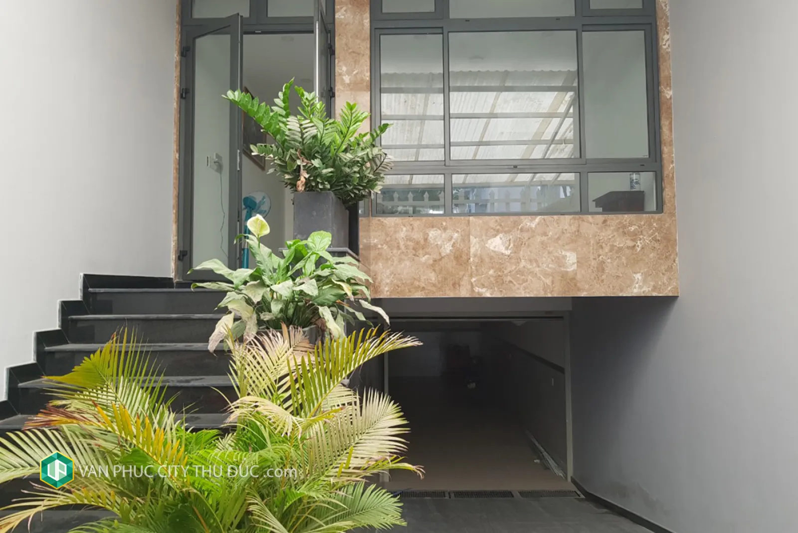 Cho thuê ngay nhà full nội thất 7x22 (154m2) mặt tiền đường 13m hướng Tây