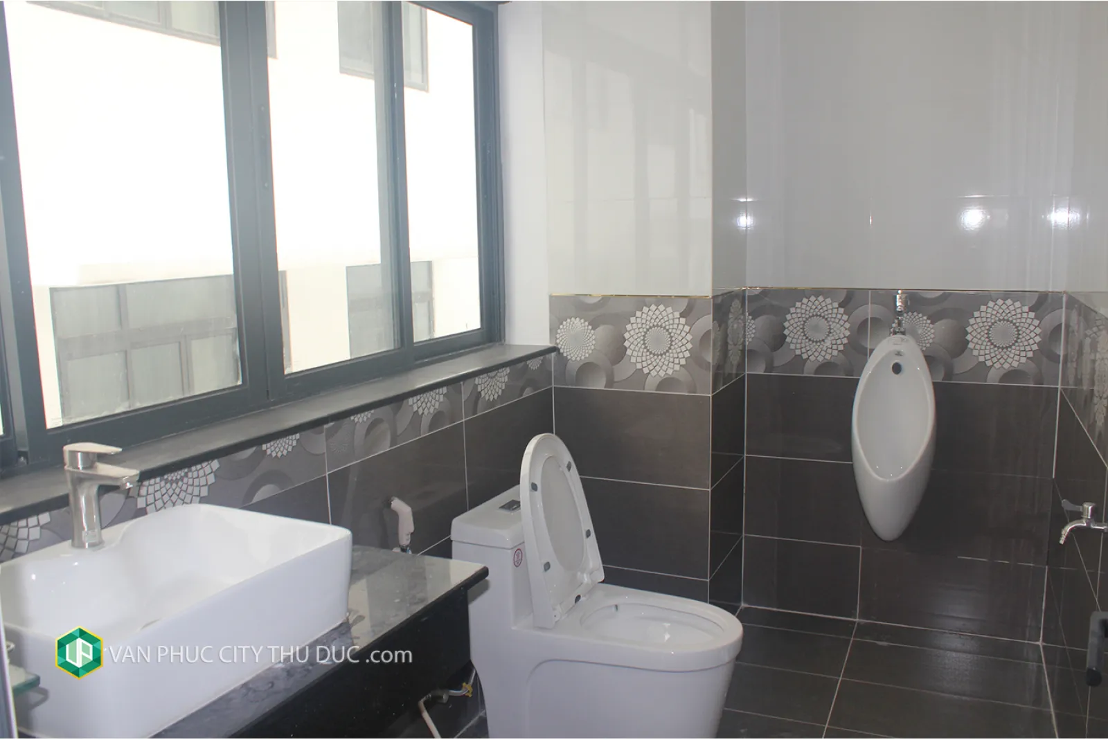 Cho thuê ngay nhà full nội thất 7x22 (154m2) mặt tiền đường 13m hướng Tây