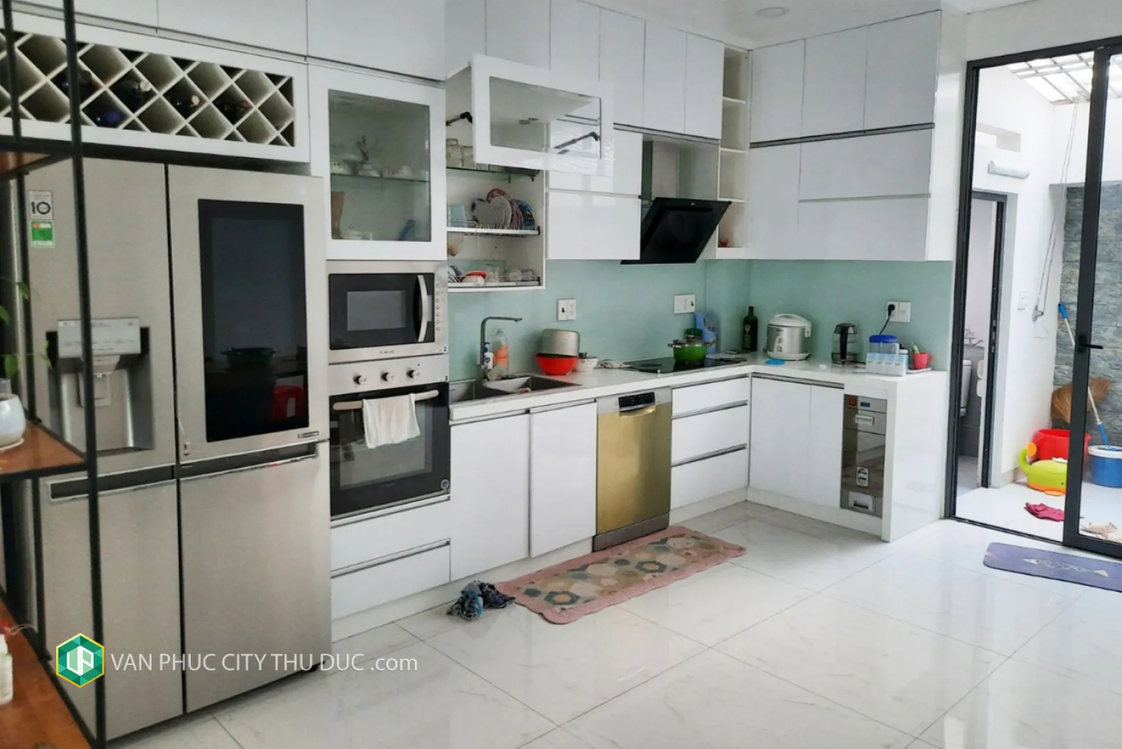 Cho thuê ngay nhà full nội thất Hầm + trệt + 2 lầu + sân thượng 154m2 (7x22m) mặt tiền đường 13m hướng Tây