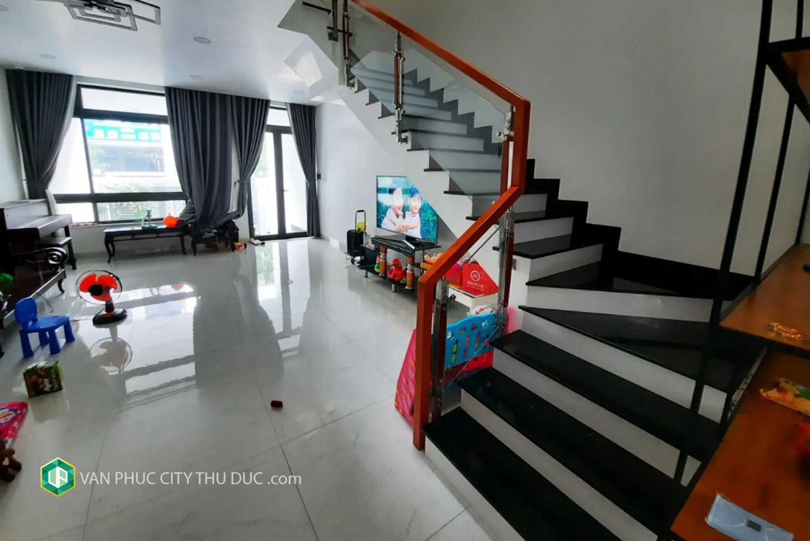 Cho thuê ngay nhà full nội thất Hầm + trệt + 2 lầu + sân thượng 154m2 (7x22m) mặt tiền đường 13m hướng Tây