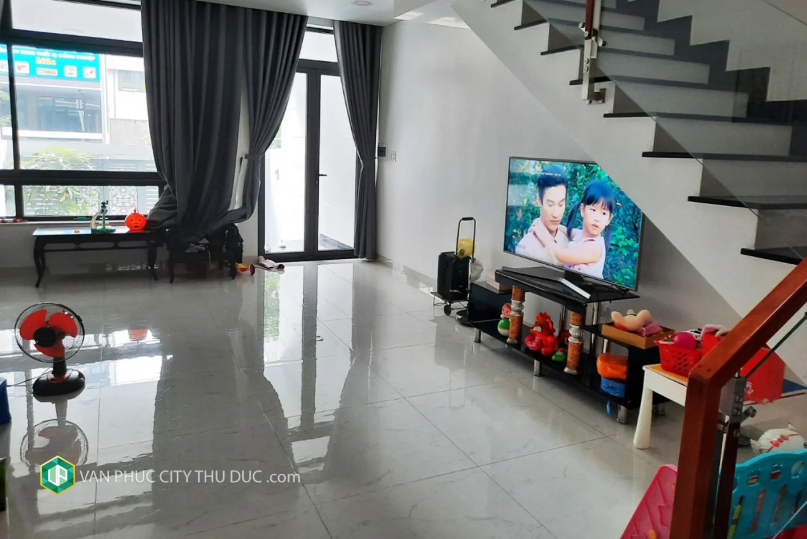 Cho thuê ngay nhà full nội thất Hầm + trệt + 2 lầu + sân thượng 154m2 (7x22m) mặt tiền đường 13m hướng Tây