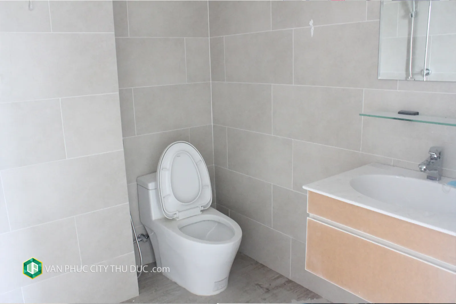 Cho thuê ngay nhà full nội thất Hầm + trệt + 2 lầu + sân thượng 7x22m 154m2 mặt đường 13m hướng Tây