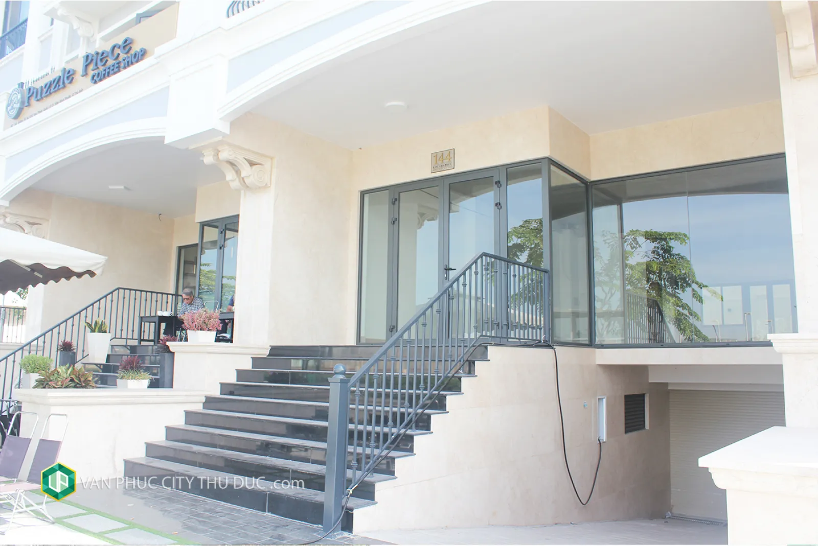 Dư chỗ cho thuê từng sàn riêng biệt hướng Nam 40 m2m2 () 13m