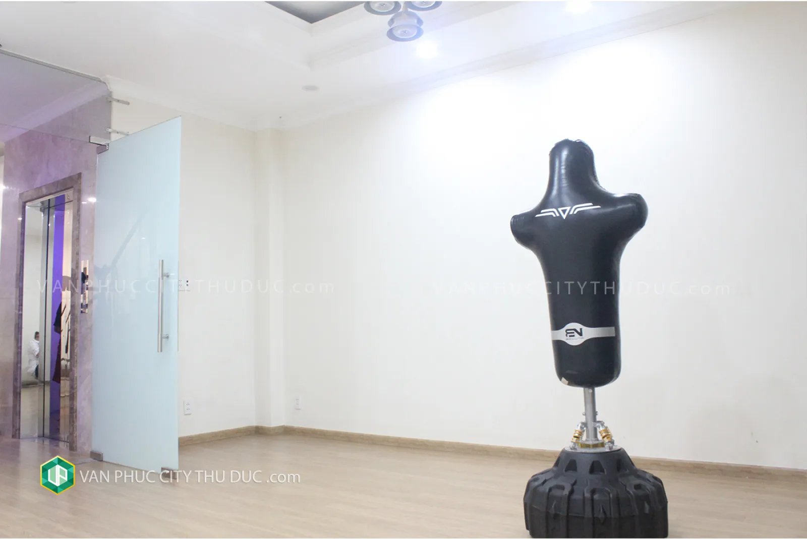 Dư chỗ cho thuê từng sàn riêng biệt hướng Nam 40 m2m2 () 13m