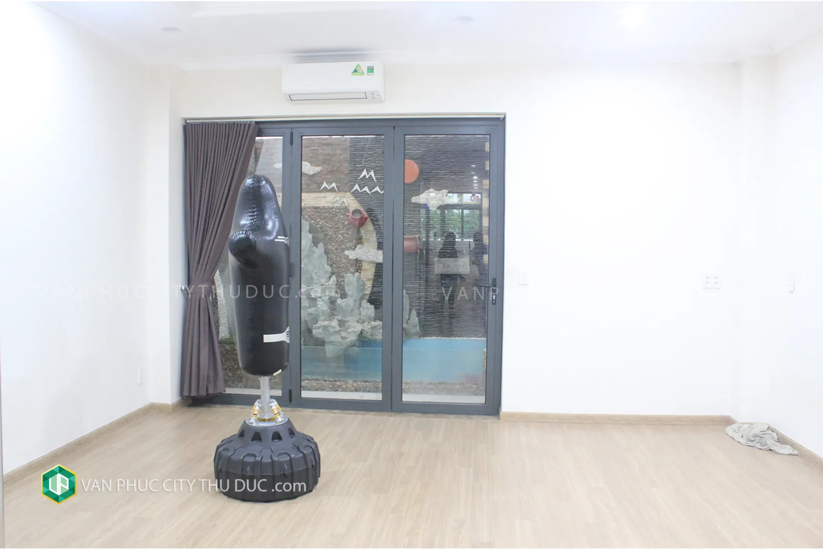 Dư chỗ cho thuê từng sàn riêng biệt hướng Nam 40 m2m2 () 13m