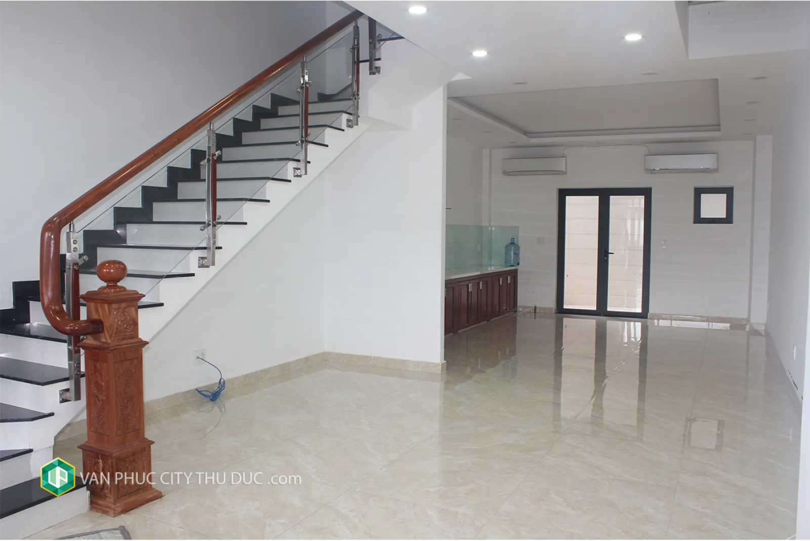 Dư chỗ cho thuê từng sàn riêng biệt hướng Nam 40 m2m2 () 13m