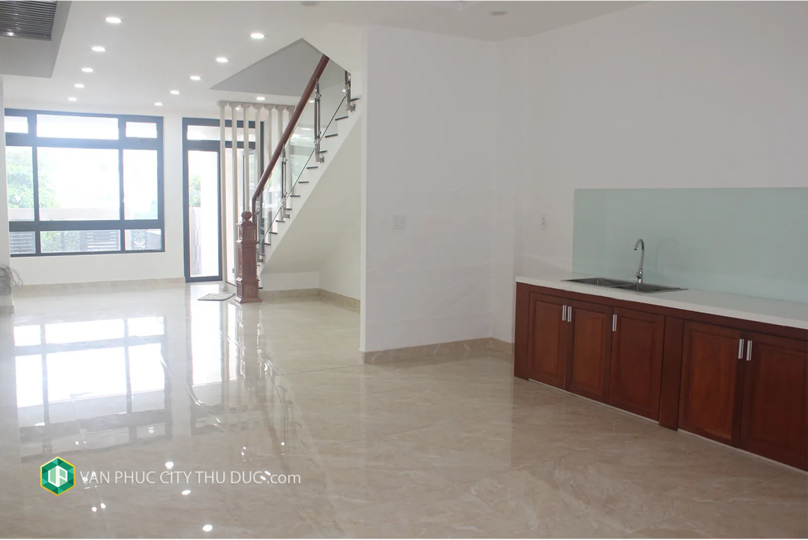 Dư chỗ cho thuê từng sàn riêng biệt hướng Nam 40 m2m2 () 13m