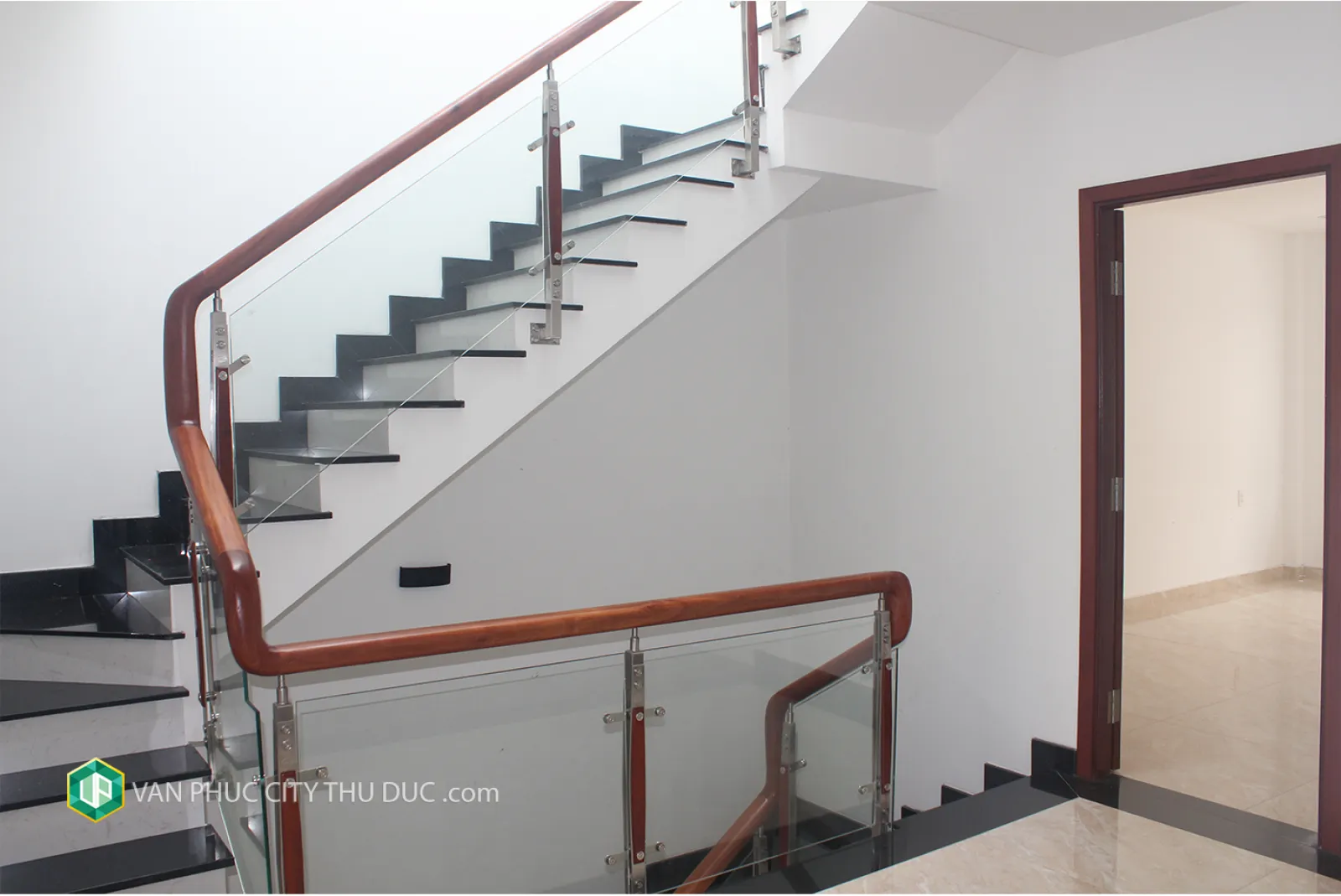 Dư chỗ cho thuê từng sàn riêng biệt hướng Nam 40 m2m2 () 13m