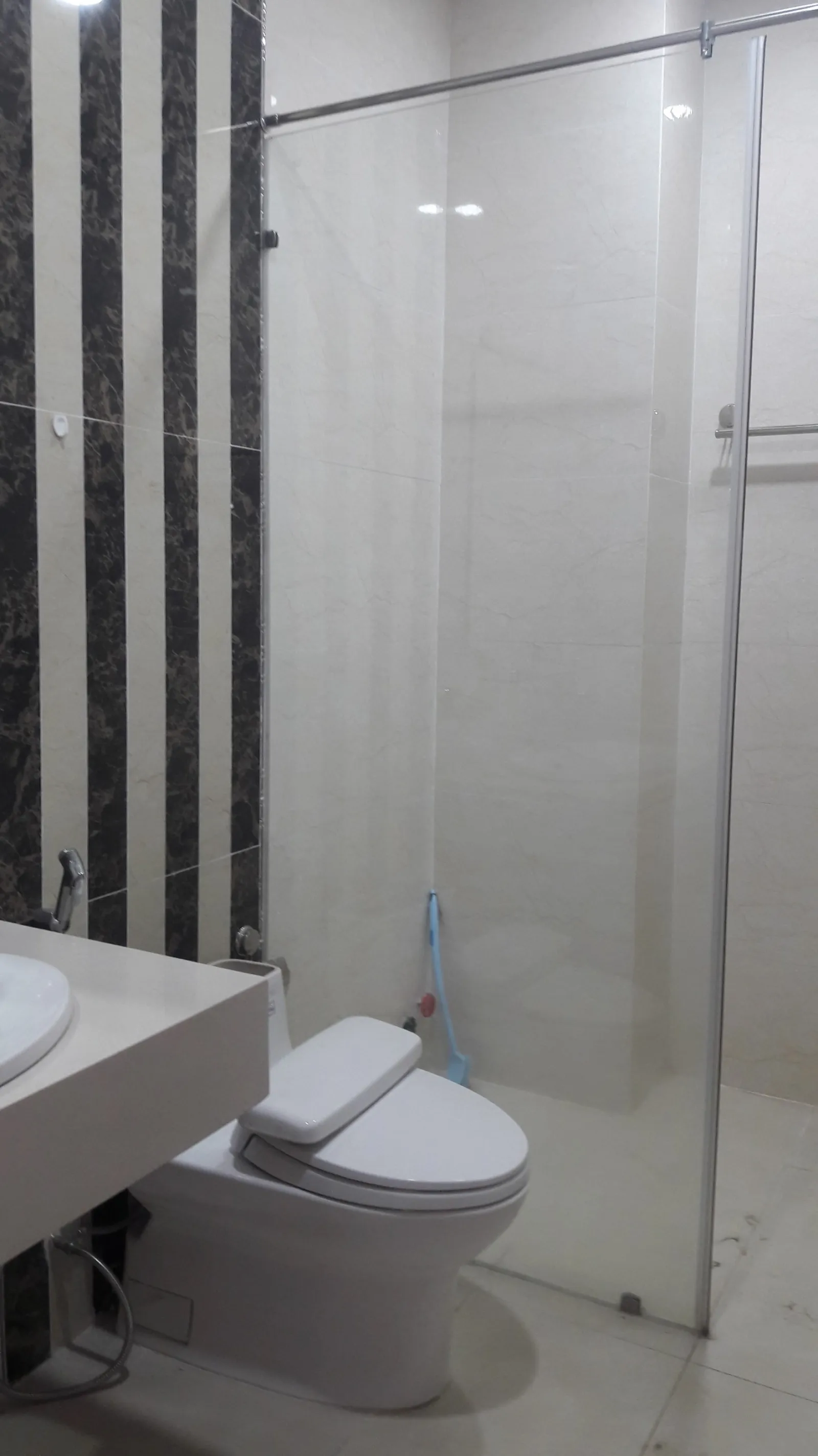 Dư chỗ cho thuê từng tầng riêng biệt Hầm + trệt + 2 lầu + sân thượng 7x19m đường lớn 13m hướng Tây Bắc