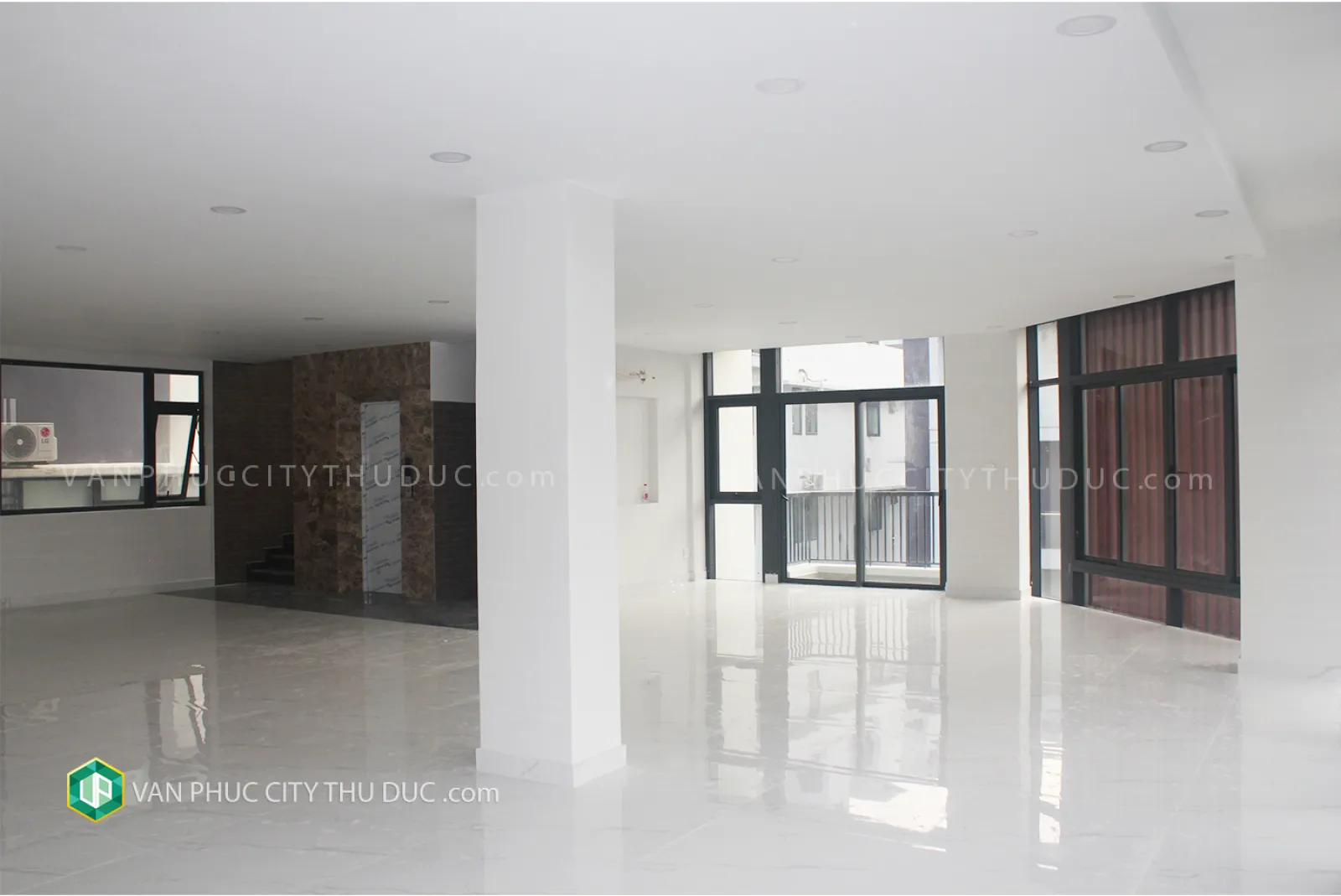 Khách cho thuê nhà phố Vạn Phúc 102m2 (6x17m) mặt đường 13m hướng Bắc