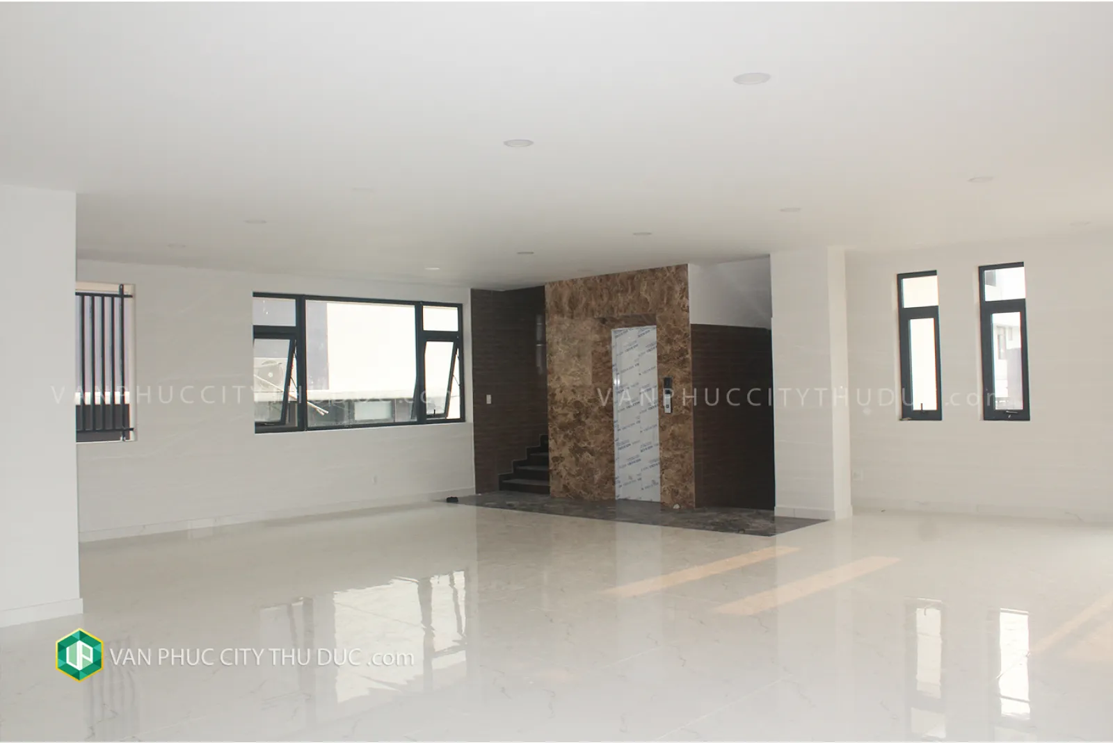 Khách cho thuê nhà phố Vạn Phúc 102m2 (6x17m) mặt đường 13m hướng Bắc