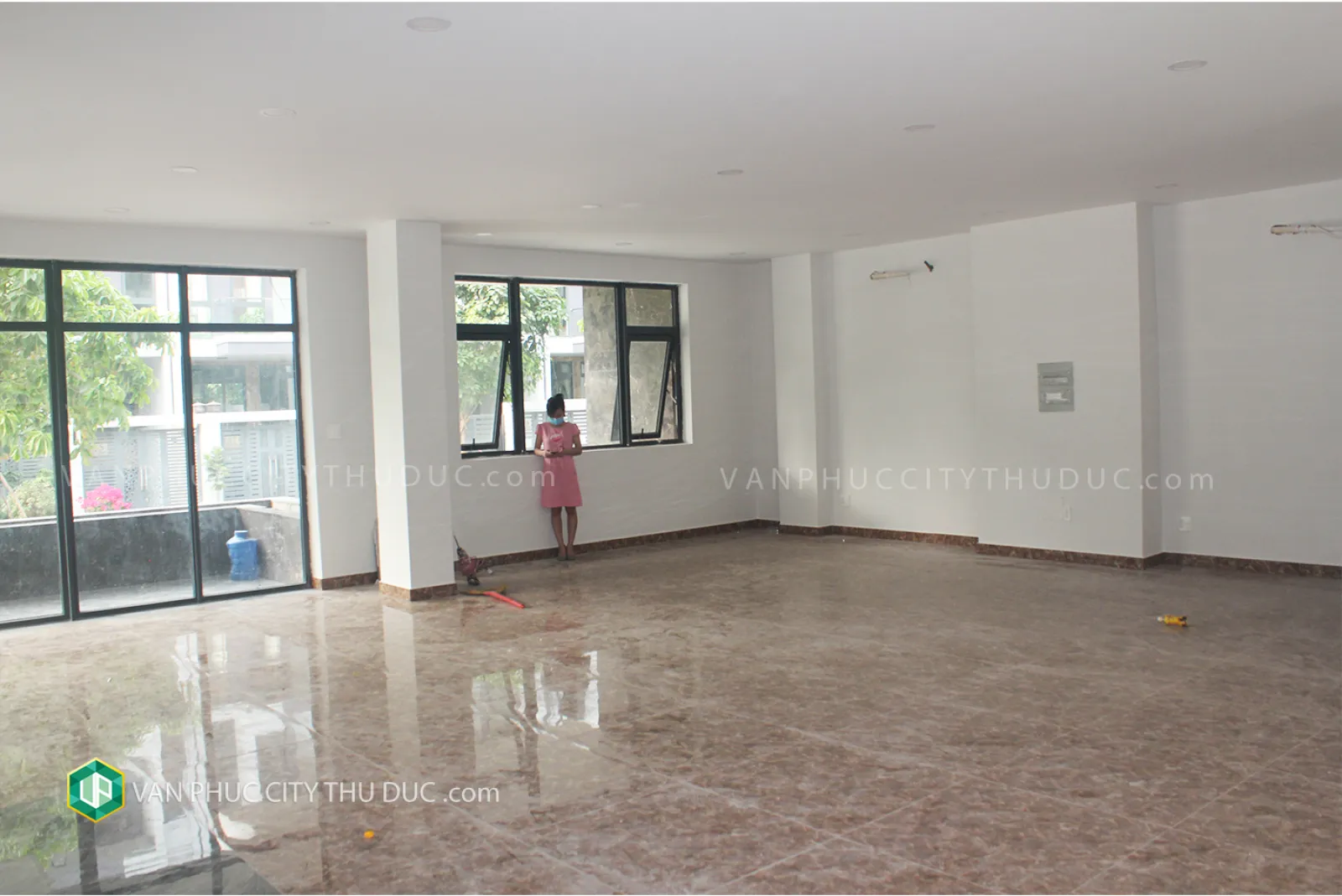 Khách cho thuê nhà phố Vạn Phúc 102m2 (6x17m) mặt đường 13m hướng Bắc