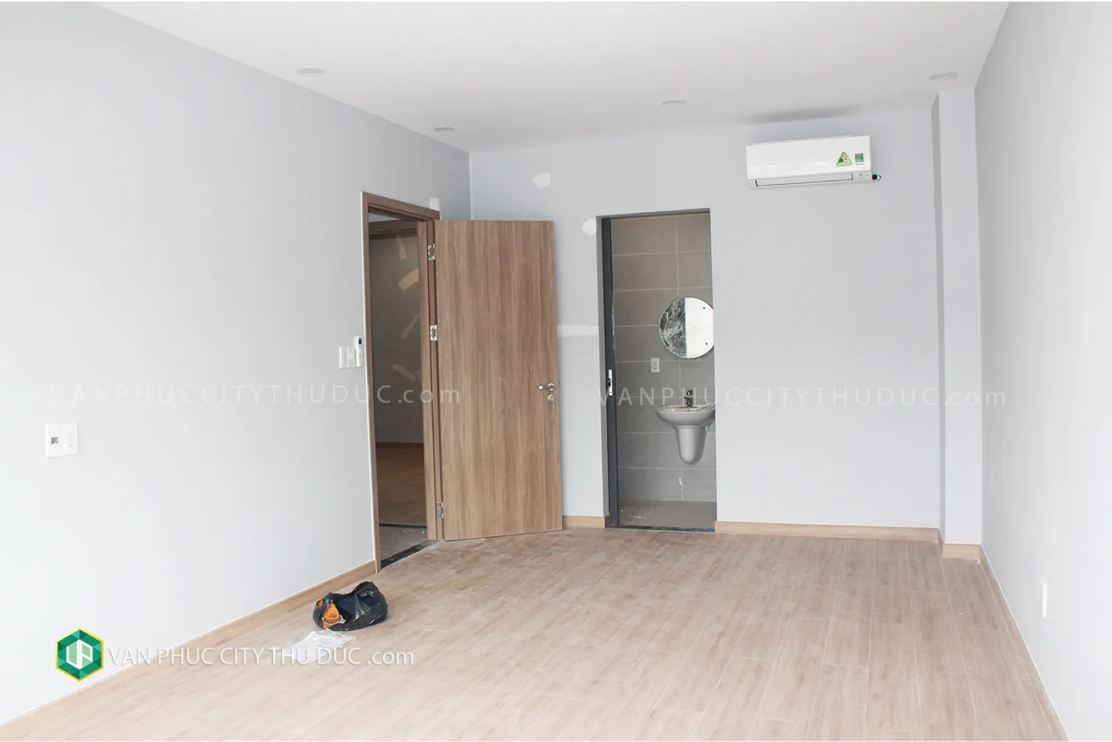 Khách cho thuê nhà phố Vạn Phúc Hầm + 4 lầu 6x17m đường rộng 13m hướng Bắc