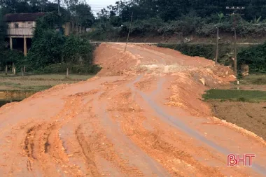 Nhà thầu “bắt tay” hộ dân khai thác đất vườn đồi trái phép ở Hương Khê